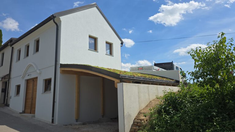 Bogenförmiges Carport mit Gründach